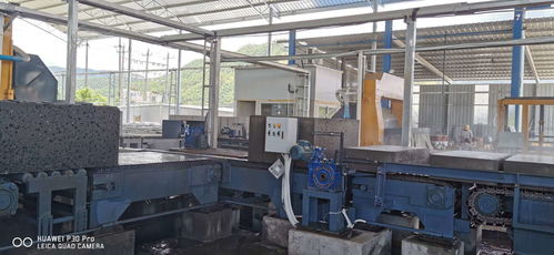 泡沫混凝土砌块生产线设备 以建筑垃圾为核心原料的辅助材料与机械制造解析